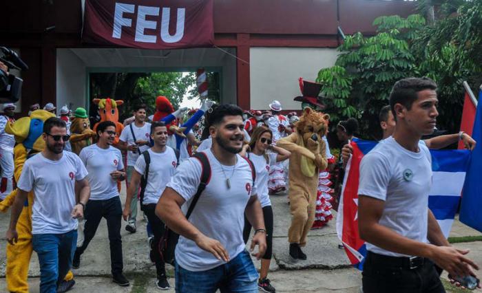 LLegada de los delegados de provincia que asistiran al IX Congreso de la FEU, a celebrarse en la capital del 6 al 8 de julio, en el Centro de Convenciones de Cojímar