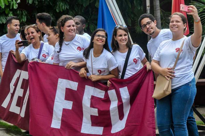LLegada de los delegados de provincia que asistiran al IX Congreso de la FEU, a celebrarse en la capital del 6 al 8 de julio, en el Centro de Convenciones de Cojímar