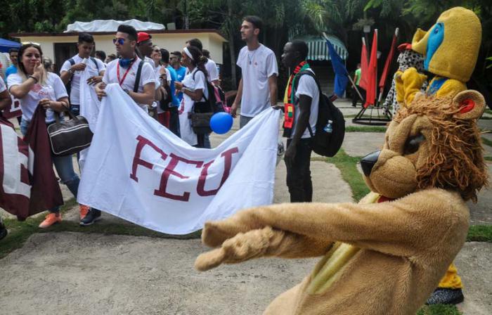 LLegada de los delegados de provincia que asistiran al IX Congreso de la FEU, a celebrarse en la capital del 6 al 8 de julio, en el Centro de Convenciones de Cojímar