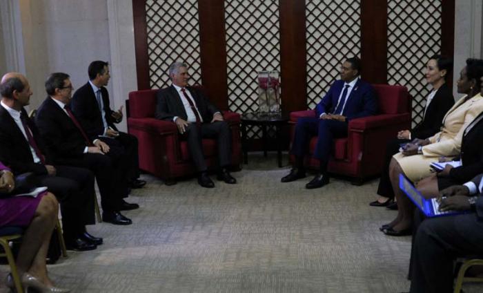 El Mandatario cubano fue recibido por el Primer Ministro de Jamaica, Andrew Holness. 