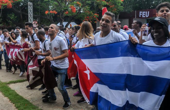 LLegada de los delegados de provincia que asistiran al IX Congreso de la FEU, a celebrarse en la capital del 6 al 8 de julio, en el Centro de Convenciones de Cojímar
