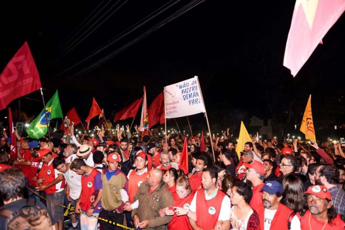 Seguidores de Lula exigieron su libertad frente a la sede de la Policía Federal en Curitiba. 