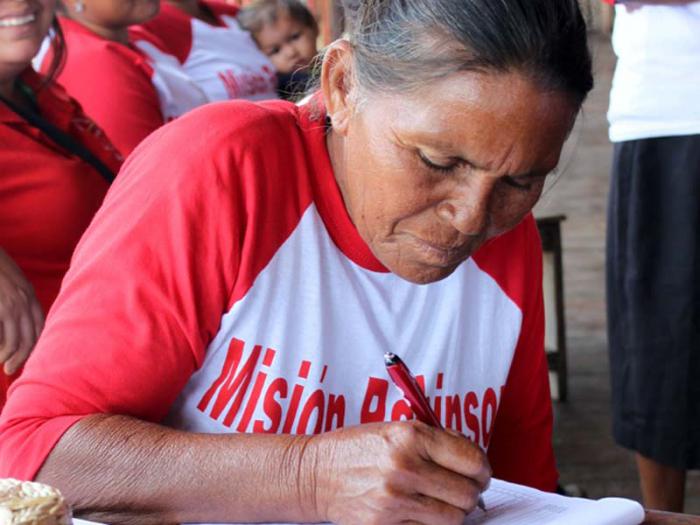 Con la Misión Robinson se imparte educación democrática y gratuita
