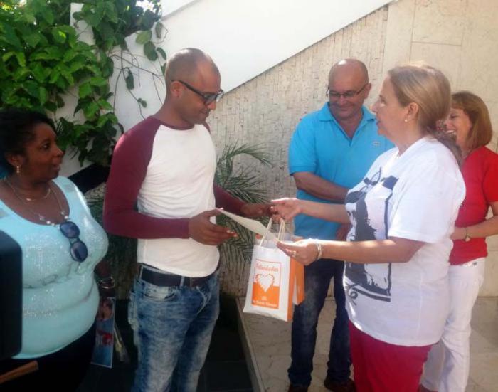 Instante en que Enisyán Romero Santana, el visitante cinco millones, recibe un reconocimiento de parte de la dirección del Complejo Escultórico.