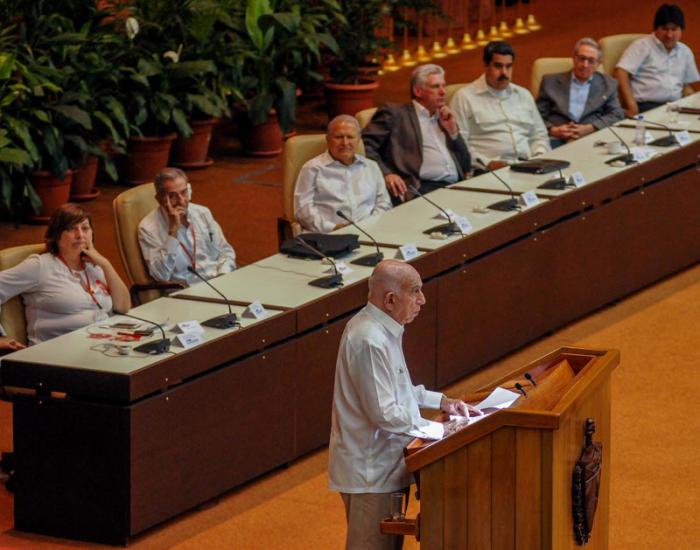 El Primer Secretario del Comité Central del Partido Comunista de Cuba, General de Ejército Raúl Castro Ruz, asiste a la sesión de clausura del XXIV Encuentro del Foro de Sao Paulo, en el Palacio de Convenciones de La Habana, le acompaña el Presidente de los Consejos de Estados y de Ministros Miguel Dìaz Canel Bermùdez, Josè Ramòn Machado Ventura, Segundo Secretario del CCPCC
