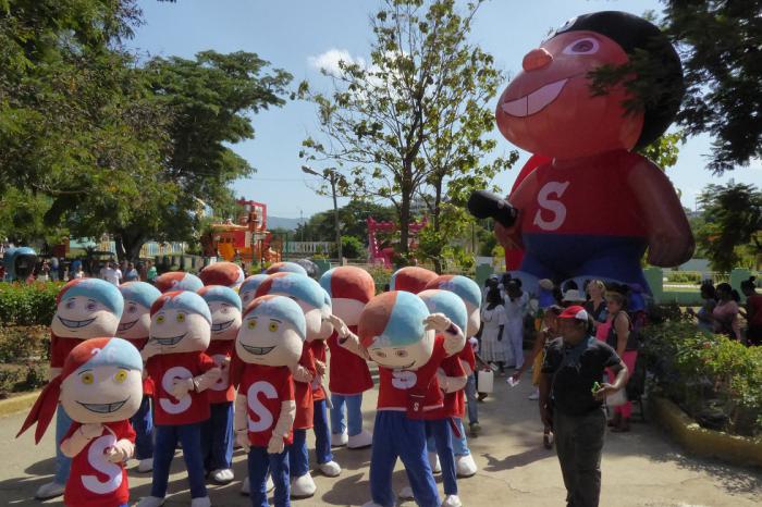 Al ritmo de la conga santiaguera los “Chaquitos”recibieron a miles de niños en el Parque de los Sueños. 