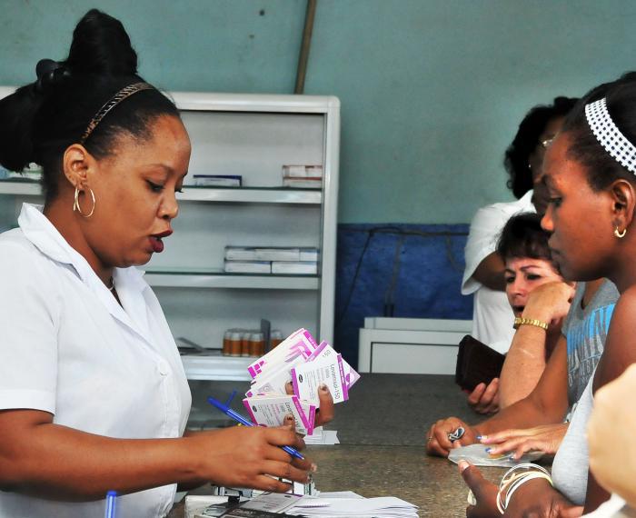 Productos como las tiras reactivas para medir el nivel de glucosa en sangre, y los antirretrovirales deben comenzar a estabilizarse. Foto: Jorge Luis González
