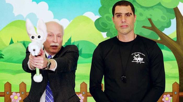 El activista proarmas Philip Van Cleave participa en un video infantil, junto a Baron Cohen disfrazado, donde invita a niños y niñas a usar armas de fuego. 