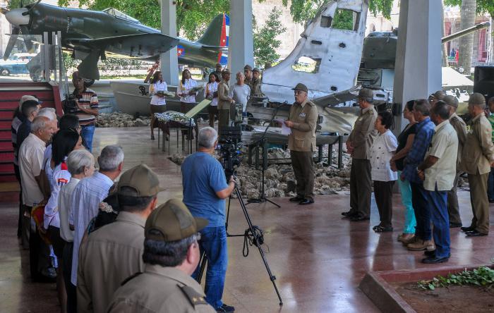 Interviene el Coronel Ernesto Regalado Segui, jefe del Departamento de Trabajo Político Ideológico de la Dirección Política de las FAR, durante el Fallo del Concurso Histórico-patriótico-militar ¨26 de julio¨ en su edición número 41, en el Museo de la Revolución, el cual presidio el General de Brigada Jorge Luis Méndez de la Fe, jefe de la Dirección Política de las FAR