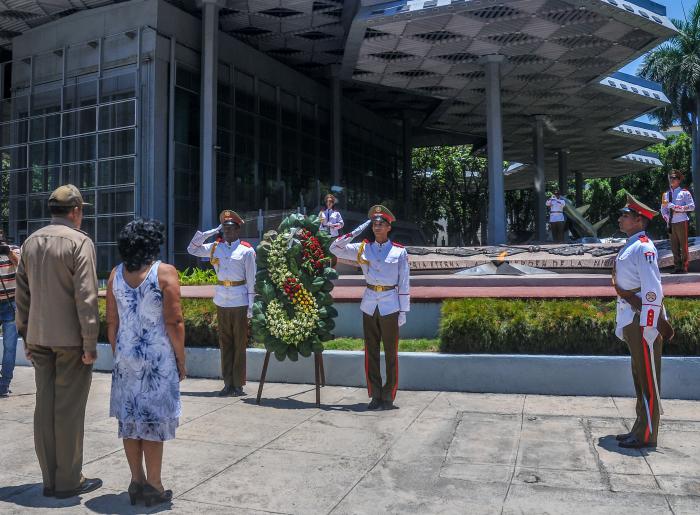Ofrenda floral antes del Fallo del Concurso Histórico-patriótico-militar ¨26 de julio¨ en su edición número 41, en el Museo de la Revolución
