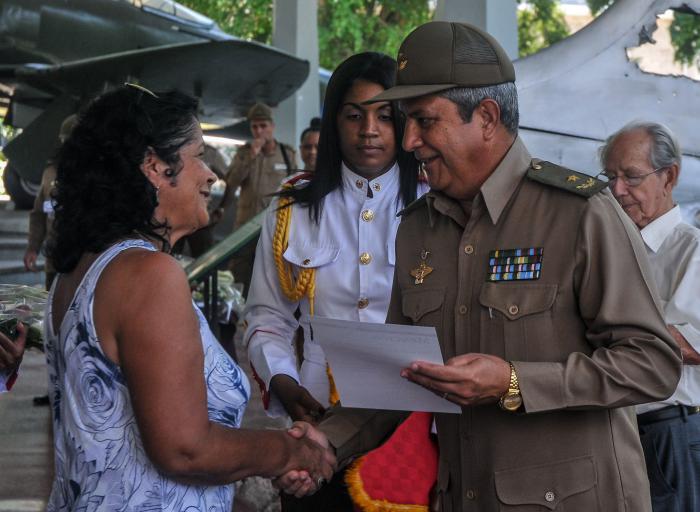 Participantes reciben el Premio de manos del General de Brigada Jorge Luis Méndez de la Fe (D), jefe de la Dirección Política de las FAR, durante el Fallo del Concurso Histórico-patriótico-militar ¨26 de julio¨ en su edición número 41, en el Museo de la Revolución