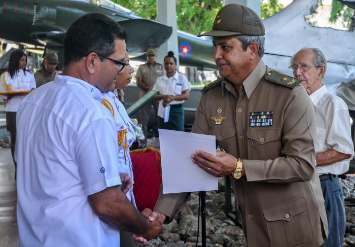 Participantes reciben el Premio de manos del General de Brigada Jorge Luis Méndez de la Fe (D), jefe de la Dirección Política de las FAR, durante el Fallo del Concurso Histórico-patriótico-militar ¨26 de julio¨ en su edición número 41, en el Museo de la Revolución
