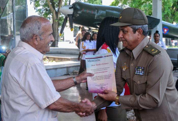 Participantes reciben el Premio de manos del General de Brigada Jorge Luis Méndez de la Fe (D), jefe de la Dirección Política de las FAR, durante el Fallo del Concurso Histórico-patriótico-militar ¨26 de julio¨ en su edición número 41, en el Museo de la Revolución