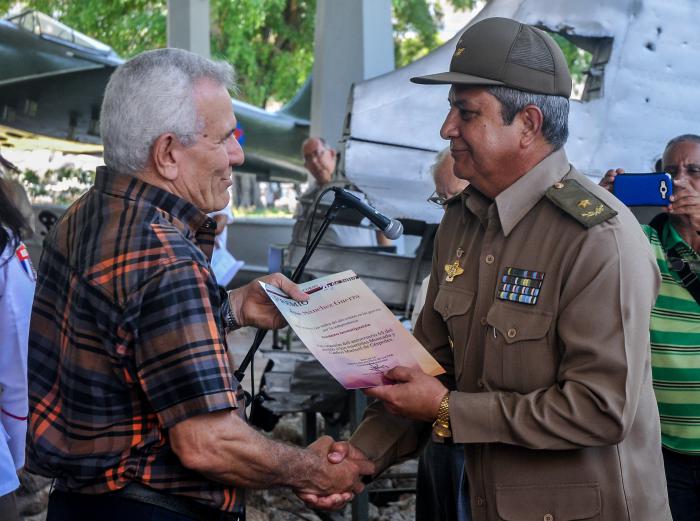 Participantes reciben el Premio de manos del General de Brigada Jorge Luis Méndez de la Fe (D), jefe de la Dirección Política de las FAR, durante el Fallo del Concurso Histórico-patriótico-militar ¨26 de julio¨ en su edición número 41, en el Museo de la Revolución