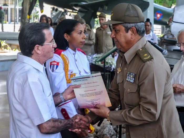Participantes reciben el Premio de manos del General de Brigada Jorge Luis Méndez de la Fe (D), jefe de la Dirección Política de las FAR, durante el Fallo del Concurso Histórico-patriótico-militar ¨26 de julio¨ en su edición número 41, en el Museo de la Revolución