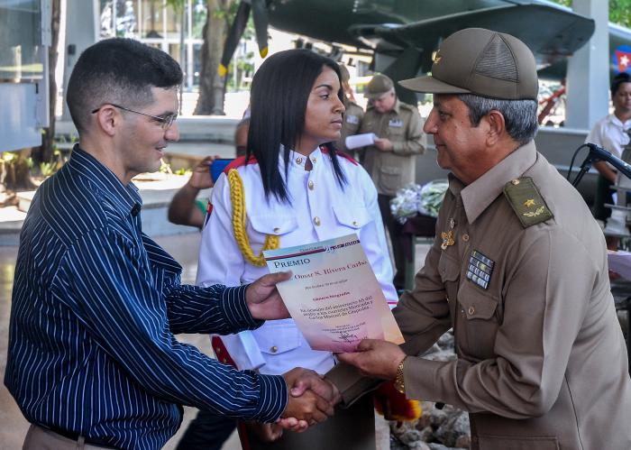 Participantes reciben el Premio de manos del General de Brigada Jorge Luis Méndez de la Fe (D), jefe de la Dirección Política de las FAR, durante el Fallo del Concurso Histórico-patriótico-militar ¨26 de julio¨ en su edición número 41, en el Museo de la Revolución
