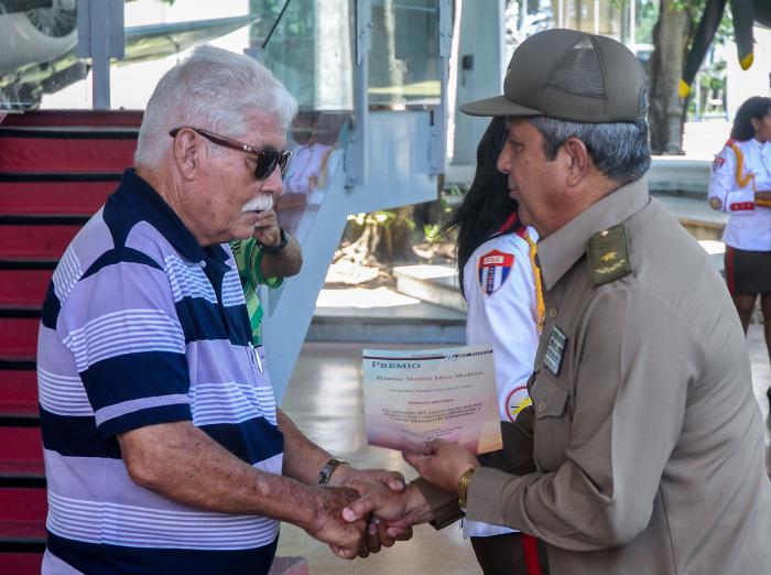 Participantes reciben el Premio de manos del General de Brigada Jorge Luis Méndez de la Fe (D), jefe de la Dirección Política de las FAR, durante el Fallo del Concurso Histórico-patriótico-militar ¨26 de julio¨ en su edición número 41, en el Museo de la Revolución