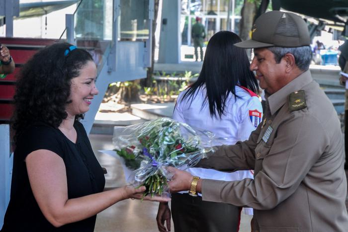 Participantes reciben el Premio de manos del General de Brigada Jorge Luis Méndez de la Fe (D), jefe de la Dirección Política de las FAR, durante el Fallo del Concurso Histórico-patriótico-militar ¨26 de julio¨ en su edición número 41, en el Museo de la Revolución