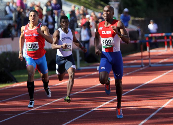 Omar Cisneros oro en 400 c/v. Foto : Ismael Francisco/Cubadebate.
