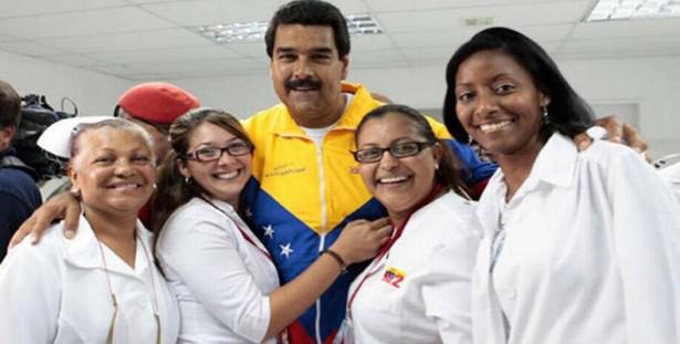 El presidente venezolano Nicolás Maduro junto a médicos cubanos. Foto: cubaminrex