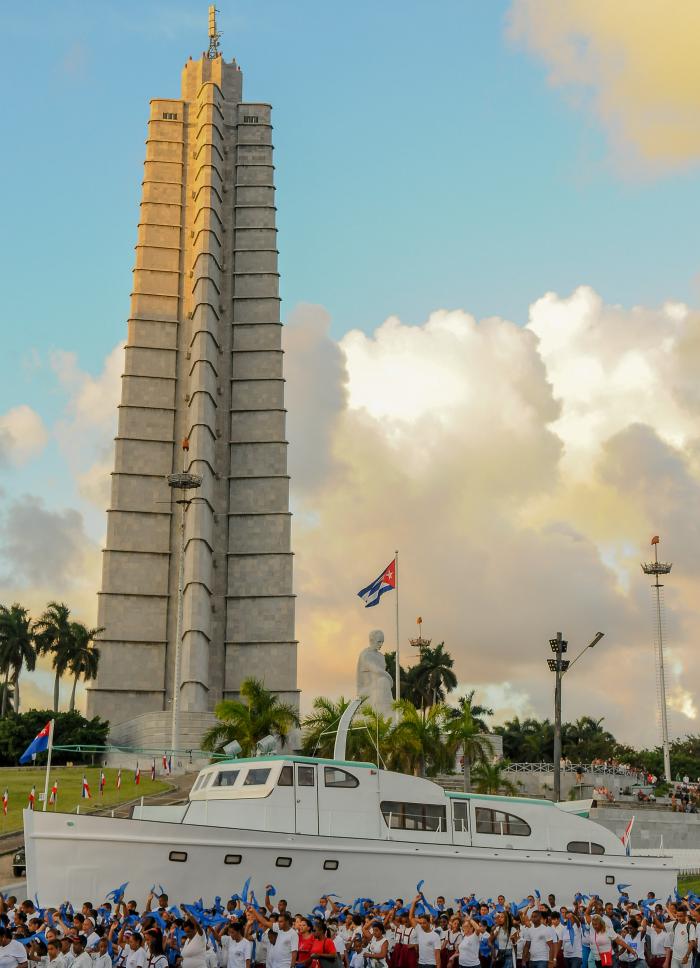 Pràctica Genral del Desfile por el 2 de Enero con motivo del Aniversario 60 del Desembarco del Granma y Dìa de las FAR, en la Plaza de la Revoluciòn, Josè Martì