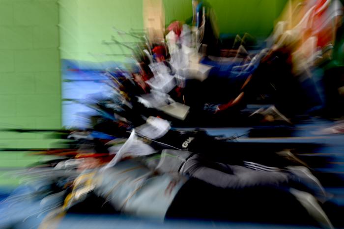 Se difuminan las siluetas en la línea de tiro, ese espacio donde cada cual pelea por controlar sus demonios para hacer diana
