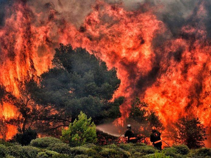 Bombero tratando de sofocar incendios en Grecia