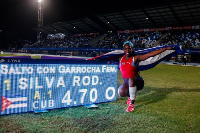 Yarisley Silva posa junto a su regristro rédocrd en salto con pértiga del atletismo de los 23 Juegos Centroamericanos y del Caribe Barranquilla 2018, con sede en el Estadio 
