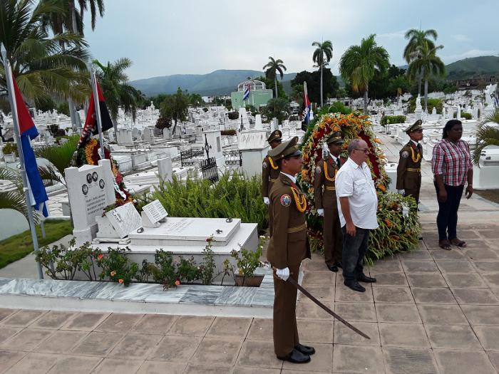 Una ofrenda especial a nombre del General de Ejército Raúl Castro Ruz, depositaron ante la tumba de Frank las máximas autoridades de la provincia. Foto del autor.