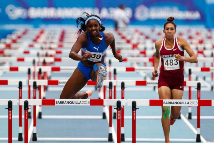 Yorgelis Rodríguez compite en 100 metros con vallas del heptatlón durante el atletismo de los 23 Juegos Centroamericanos y del Caribe Barranquilla 2018, con sede en el Estadio 