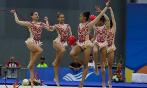 Equipo cubano de Gimnasia Rítmica ganador de la medalla de oro en la prueba de conjunto de tres pelotas y dos cuerdas