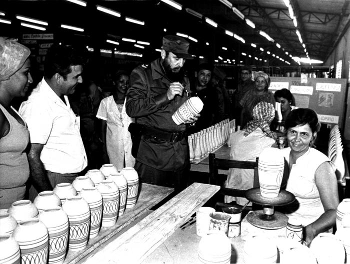 Recorrido de Fidel Castro por la Isla de la Juventud ,fábricas de Ceramicas.