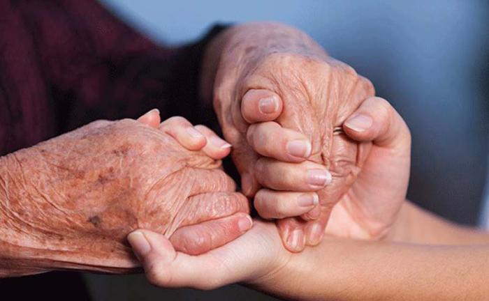 Una alta dosis de paciencia, amor y comprensión, es esencial para mantener la calma en las personas aquejadas de demencia. Foto: Archivo de Granma