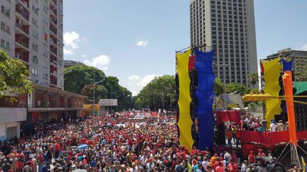 Miles de personas condenaron el cobarde acto contra Maduro. 