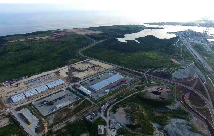 Representante de Cuba y Vietnam revisan el plano de Ubicación de la empresa ViMarielen la ZED Mariel. 