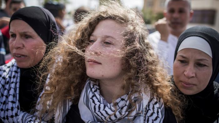 La adolescente palestina llegando a una conferencia de prensa junto a su madre Nariman (derecha) en su pueblo natal. FOTO: Clarín