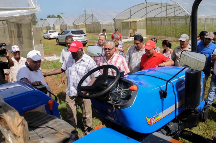 Recorrido de Salvador Valdéz Mesa, Miembro del Buró político y Primer Vicepresidente de los Consejos de Estado y de Ministros por las distintas formas productivas del sector agrpecuario en La Habana, acompañado por Luis A. López Iríbar, Primer Secretario del PCC en La Habana en la UEB, Granja Primero de Mayo, Calle Tenería y Final, Arroyo Naranjo
