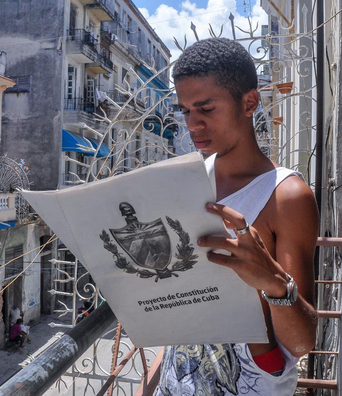 Jovenes leyendo el Proyecto de Constitucion de la Republica de Cuba