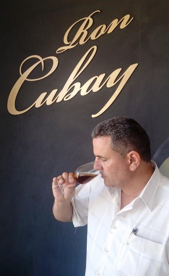El Maestro Cesar Augusto Martí, principal artífice del ron Cubay, uno de los más reconocidos en Cuba. 