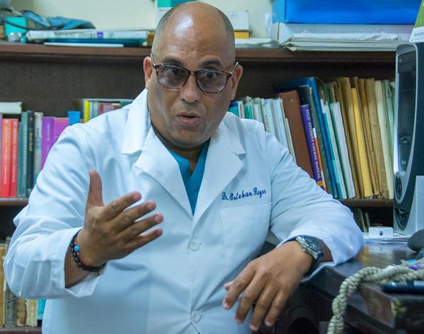 El doctor Esteban Reyes siente, con el traslado de la joven hacia el Hermanos Ameijeiras, como que se le va algo de muy adentro