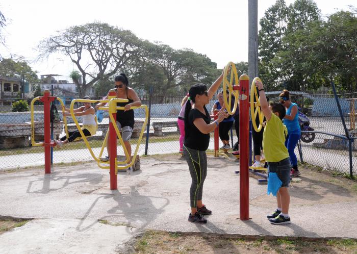 De acuerdo con los resultados de la III Encuesta Nacional de Factores de Riesgo, más del 40,4 % de la población cubana de 15 años y más, no realiza actividad física suficiente.Combinado Deportivo Jesús Menendez