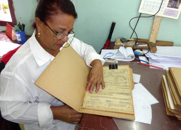 Regla Aldana Gómez restaura uno de los expedientes de la segunda Ley de Reforma Agraria. foto del autor