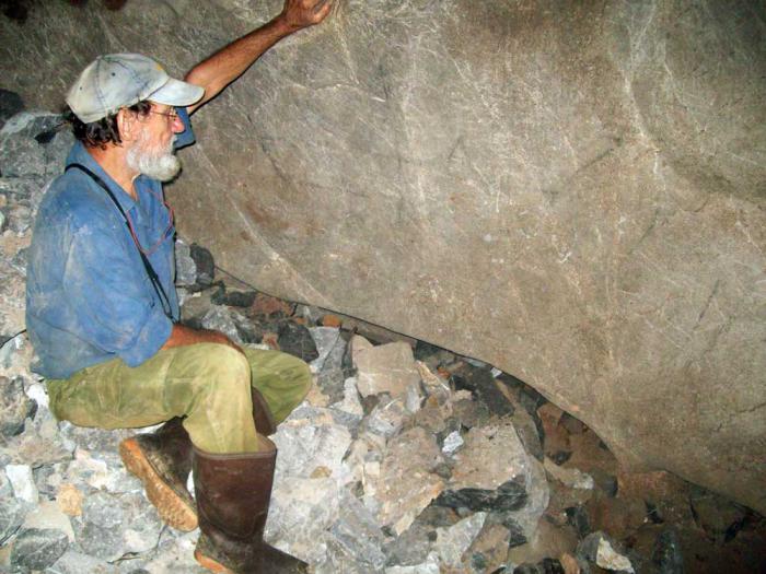 Además de tomarles fotos, Hilario hace un croquis de las estaciones de arte rupestre que encuentra.