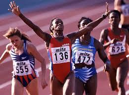 Ana Fidelia Quirot ganó medalla de bronce en los Juegos de Barcelona-1992 y plata en los de Atlanta-1996, pero su hazaña  recorrió el mundo al regresar de la muerte. Después de que un 40 % de su cuerpo sufrieras serias quemaduras, en enero de 1993, le rfegaló a su pueblo las roronas mundiales de Goitemgurgo-1995 y Atenas-1997.