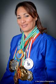 Amarilis Savón ganó las medallas de bronce en las ediciones de los Juegos Olímpicos de Barcelona-1992, Atlanta-1996 y Atenas-2004. Fue, además, campeona mundial en Osaka-2003.
