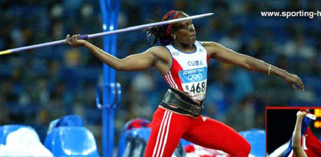 Osleidys Menéndez se tituló campeona olímpica en Atenas-2004, con rfecord mundial en el lanzamiento de la jabalina. Cuantro años antes, en Sydney-2000 habíua logrado medalla de bronce.