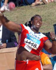 Yumileidi Cumbá ganó la medalla de oro en la impulsión de la bala en los Juegos Olímpicos de Atenas-2004, en una competencia que se celebró en la ciudad de Olimpia
