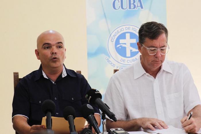 Intervención del Reverendo Antonio Santana Hernández (I), Presidente del Consejo de Iglesias de Cuba, en la conferencia de prensa por la visita del Reverendo Jim Winkler (D), Secretario General y Presidente del Consejo Nacional de Iglesias de Cristo, en La Habana, el 22 de agosto de 2018.  ACN FOTO/Ariel LEY ROYERO