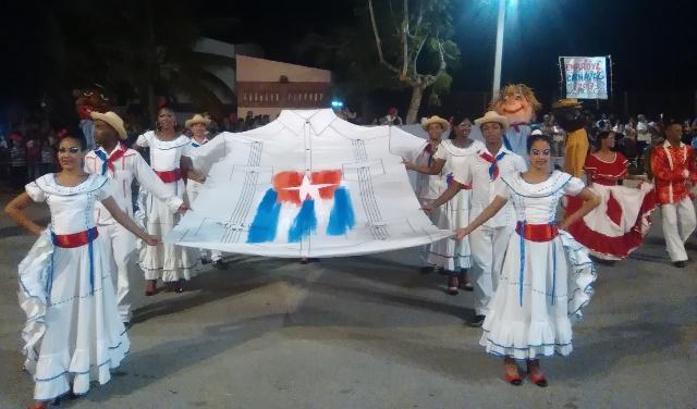 Desfile del carnaval del Santiago Espirituano el 25 de julio del 2016 con una  guayabera confeccionada por el artista Nelson Domínguez de 2,5 m de largo y 1,5 m de ancho
