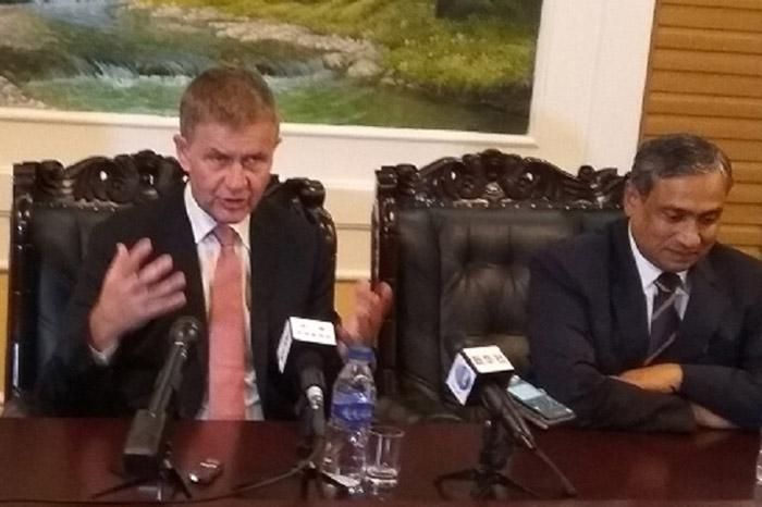 A la izquierda, el director ejecutivo del Programa de las Naciones Unidas para el Medio Ambiente (Pnuma), Erik Solheim.